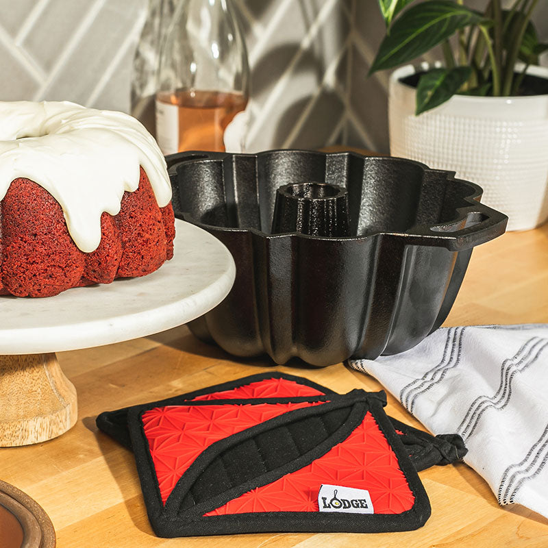 Cast Iron Fluted Cake Pan with Red Potholders | Kitchen Starter Bundle