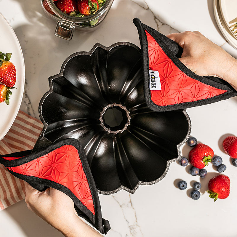 Cast Iron Fluted Cake Pan with Red Potholders | Kitchen Starter Bundle